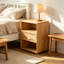 Table de chevet en bois et rotin avec tiroir, tablettes de rangement ouvertes, table de bout d'appoint Boho, armoire de chevet au fini chêne naturel pour chambre à coucher, salon