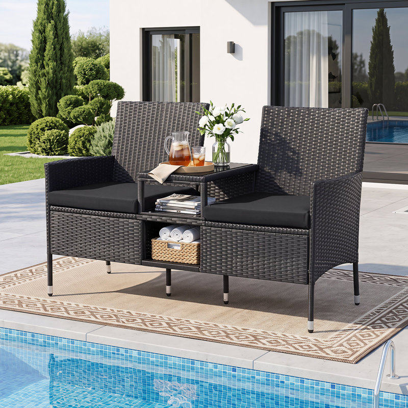 Banc 2 places en osier de patio avec table d'appoint en verre intégrée et 2 tablettes de rangement, Black