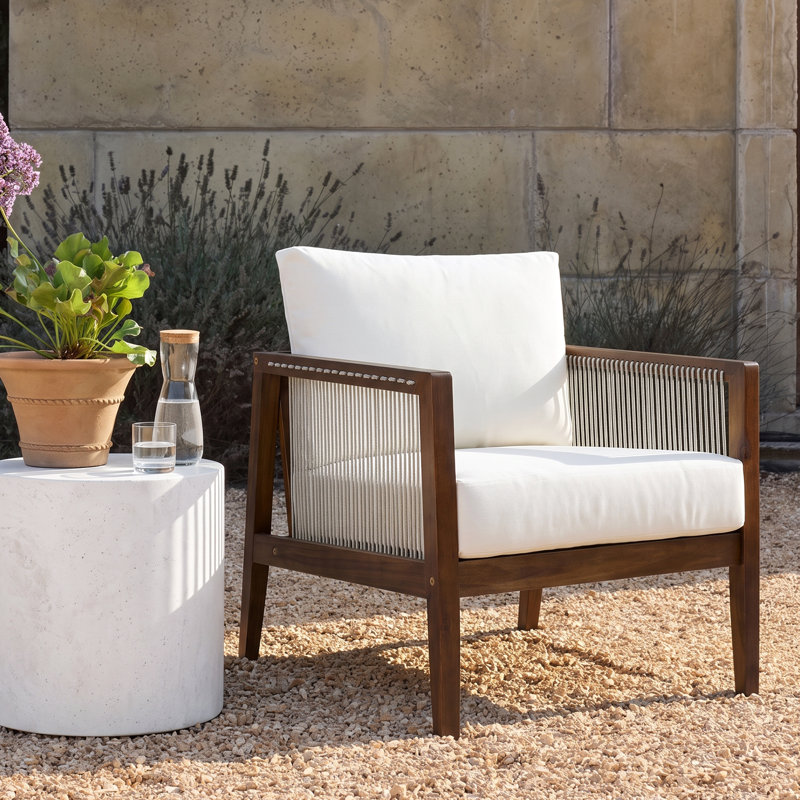 Fauteuil club d'extérieur en bois d'acacia Breezara Modern Coastal, 1, Coussin beige / structure brun foncé