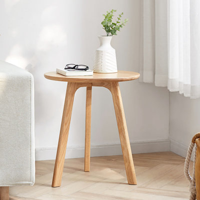 Round Inza with sturdy wood legs