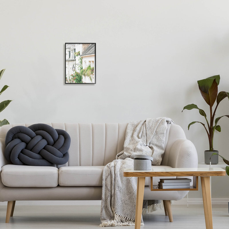 «Town Street Blooming Vines», estampe numérique par Leah Straatsma, Giclée encadrée noir minuit, H 14 po x l 11 po x P 1,5 po
