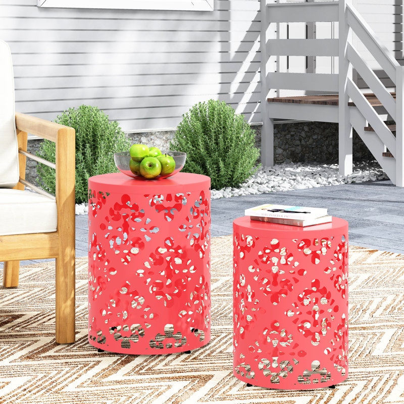 Élégantes tables de bout en métal S / 2, conception florale taillée en fer, couleur corail, structure thermolaquée, sans assemblage, l 13,75 po x P 13,75 po et H 11,75 po, P 11,75 po, H 15,75 po