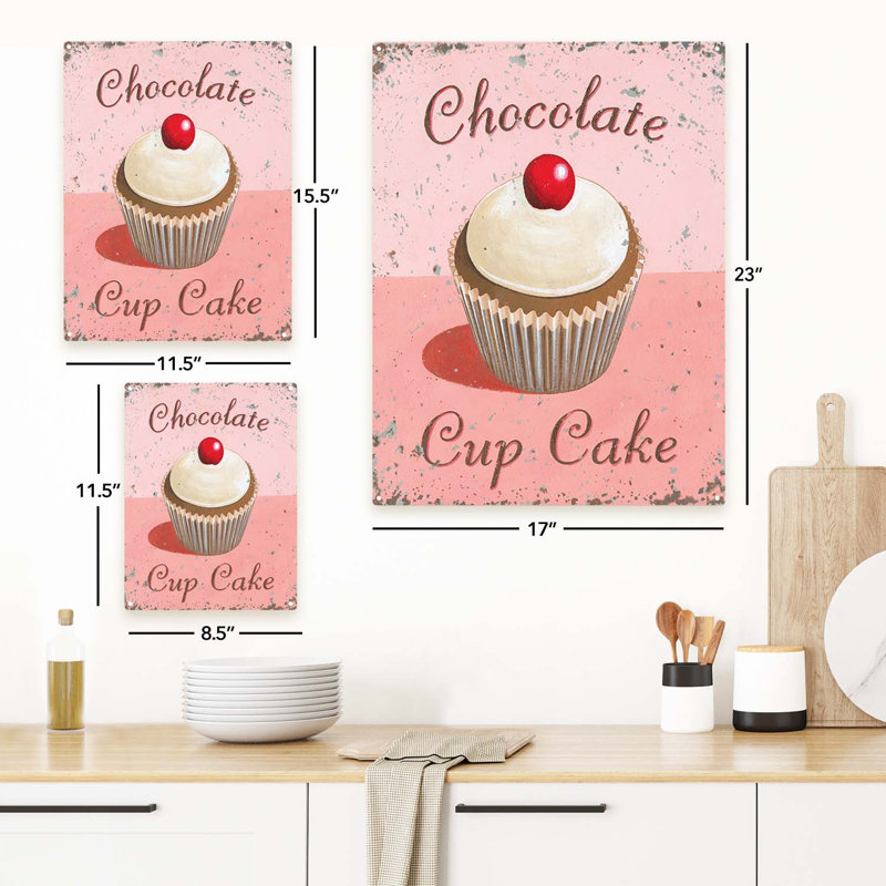 Petit gâteau au chocolat sur impression métallique, H 15,5 po x l 11,5 po x P 0,04 po
