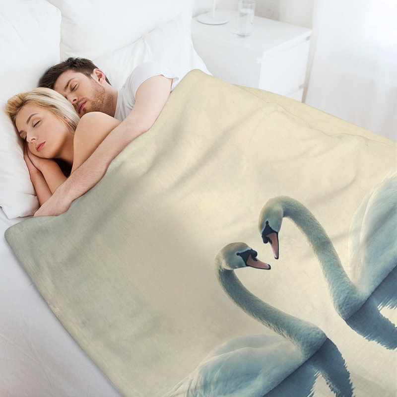 Jeté de cygnes formant une jupe de flanelle de luxe à réflexion de cœur, couverture douce et chaude pour le canapé-lit du salon