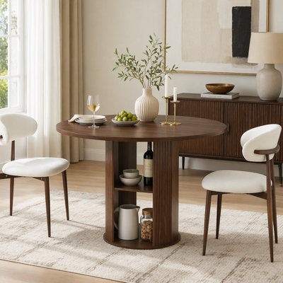 Table de salle à manger ronde de 47,24 po (pour 2 à 4 personnes) avec deux chaises de salle à manger Combine les styles moderne et campagnard, avec une tablette de rangement à deux niveaux, idéale pour les salles à manger ou les espaces de vie. Noyer