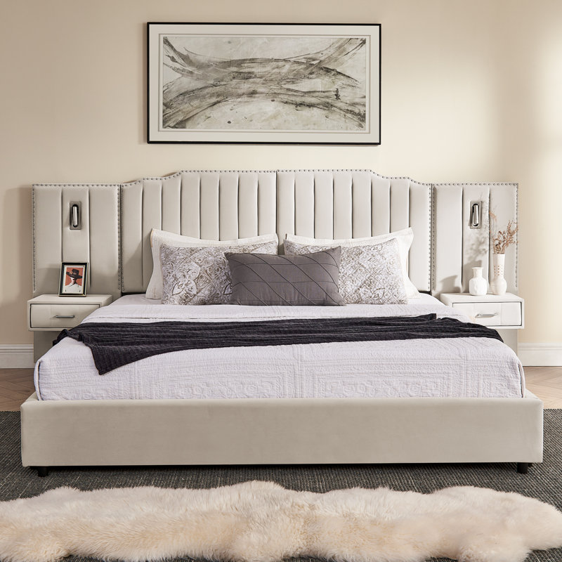 Lit plateforme très grand en velours avec tête de lit large et tables de chevet intégrées, Beige