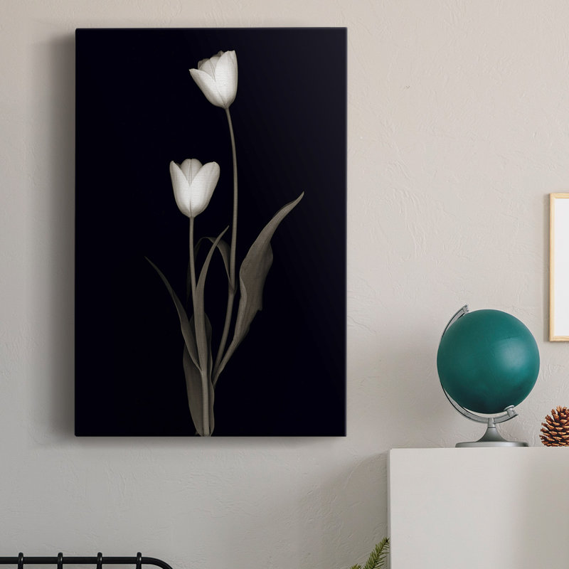 Tulipe Pose II sur toile, H 27 po x l 18 po x P 1 po