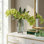 Arrangement d'orchidées dans un vase miroir
