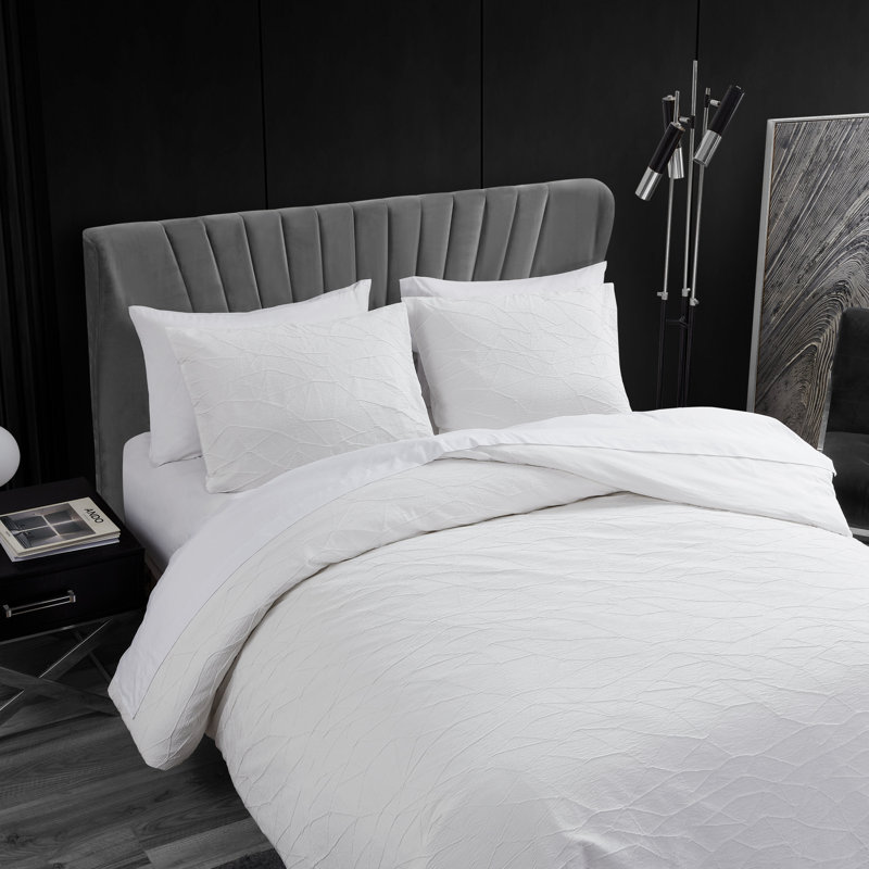 Vera Wang Abstract Crinkle White Duvet Cover Set, King Duvet Cover + 2 King Shams