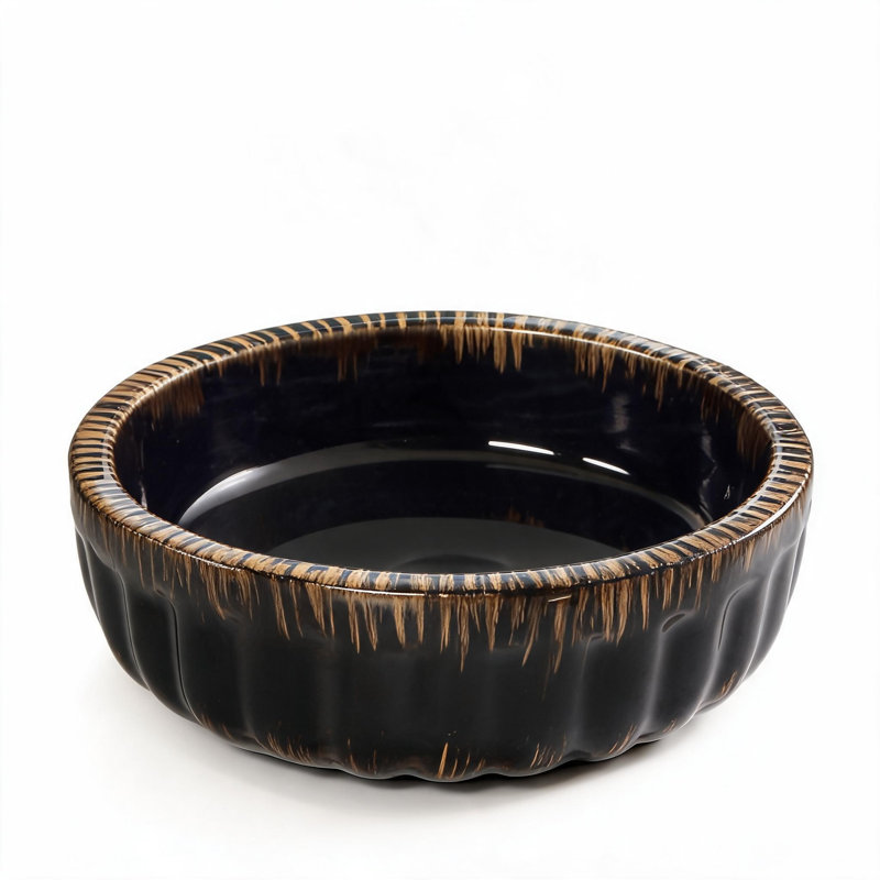 Vasque à poser en céramique noire de 38 cm x 38 cm avec bordure dorée.