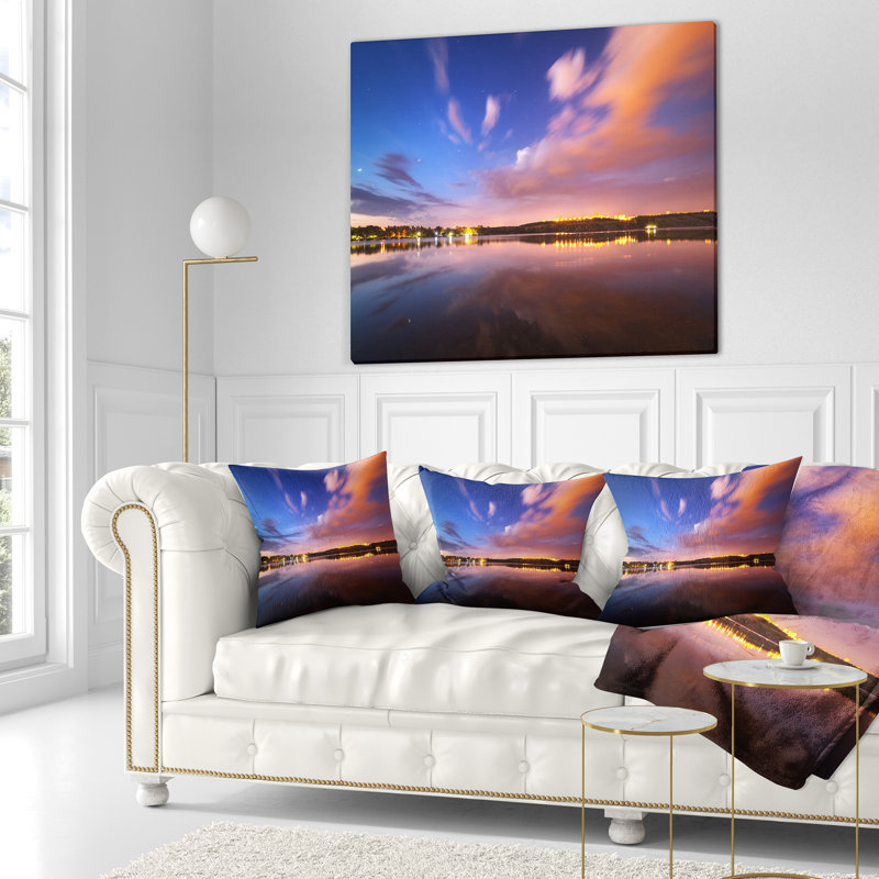 Ciel nocturne sur une rivière avec des nuages - coussin à imprimé paysage, 18 po x 18 po, Oreiller européen