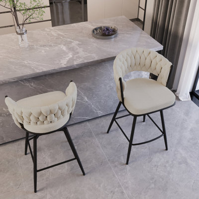 De 2 tabourets de bar de 26 po en blanc. Tissu en tissu doux pivotant à 360 °. Base en métal pour îlot de cuisine. Revêtement et repose-pieds maximum confort 2, revêtement, pieds noirs. Avec repose-pieds, barres adaptées,