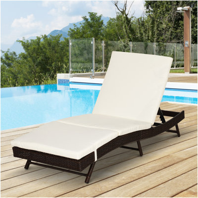 Chaise longue de patio Outsunny, chaise de piscine avec dossier et coussin réglables à 5 positions, siège de bronzage d'extérieur en rotin de polyuréthane, 78,75 po x 28 po x 35 po, café