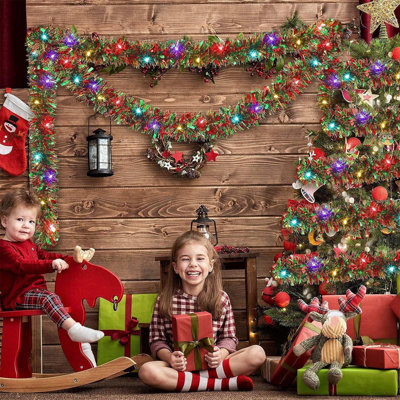 Décoration de Noël en rotin de Noël chiffré et porte de lumière colorée, escalier, main courante, décorations d'arbre de Noël