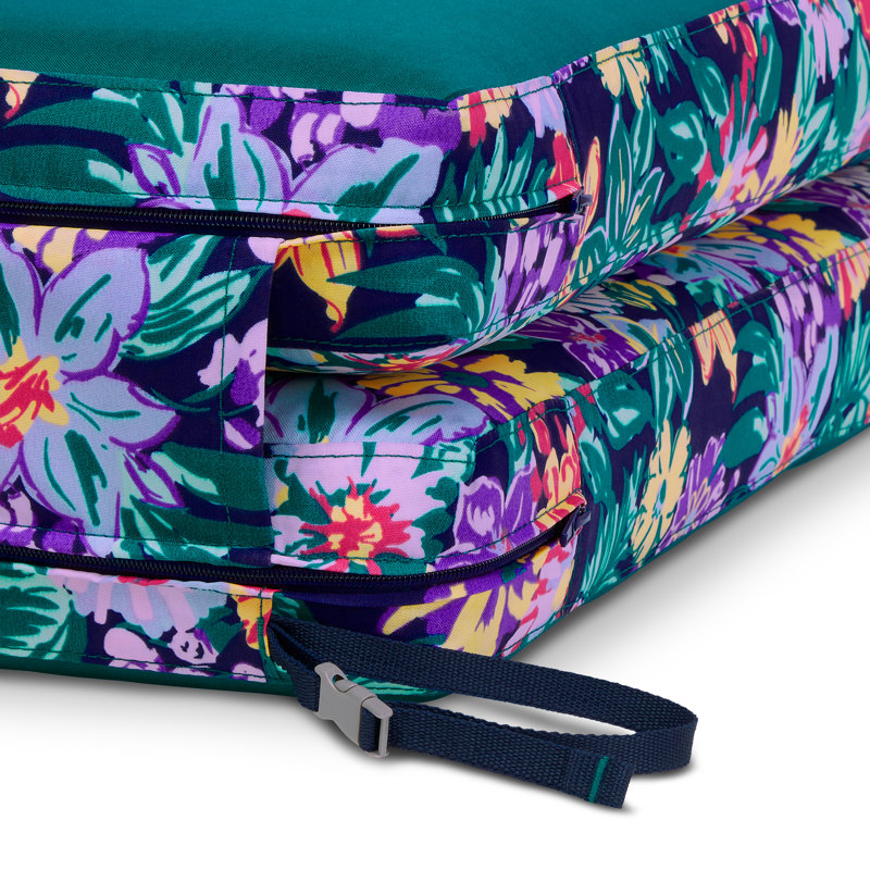 Coussin de chaise longue d'extérieur 3 po Vera Bradley, L 48 po x P 32 po, Happy Blooms