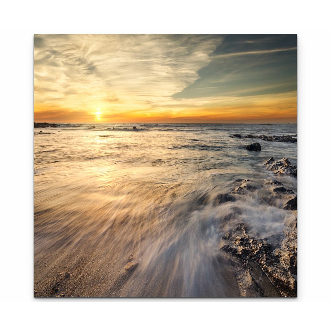 Leinwandbild Steiniger Strand bei Sonnenuntergang