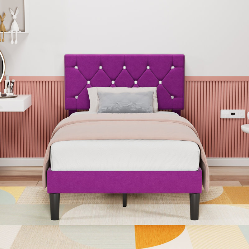 Structure de lit tapissier mauve en velours mauve avec tête de lit capitonnée à motif de losanges, aucun sommier nécessaire