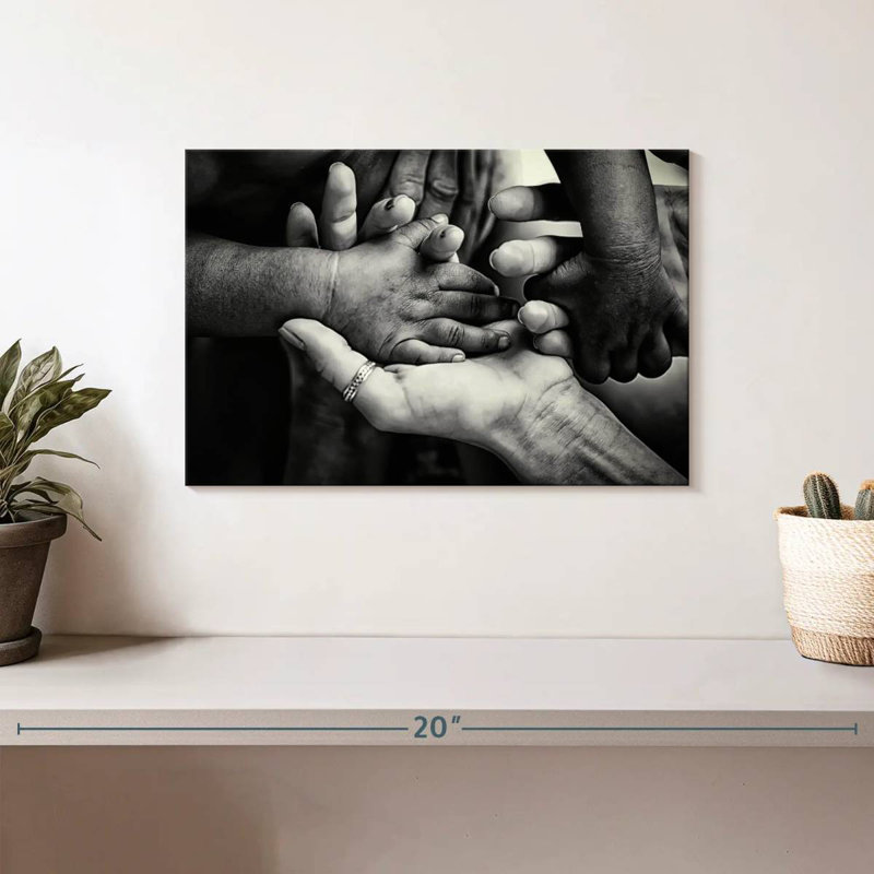 Leisha Family Hands BW, H 8 po x l 12 po