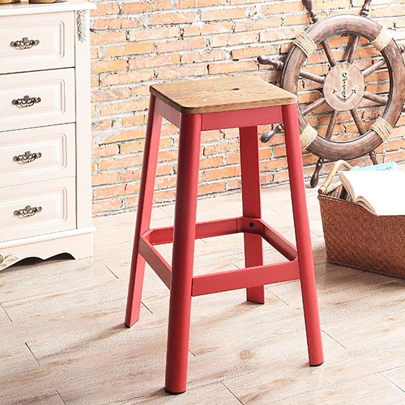 Chaise rouge avec siège en bois naturel et pieds de tabouret en métal