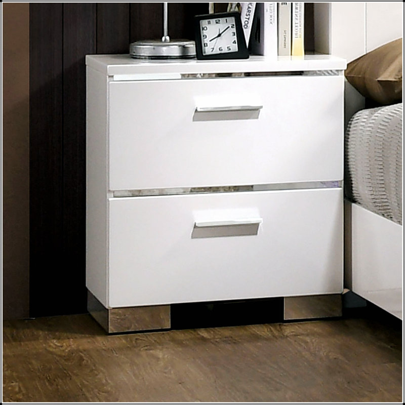 Table de chevet blanche moderne avec chargeur USB et pieds chromés, parfaite pour le rangement élégant et fonctionnel de la chambre à coucher