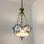 Luminaire suspendu laiton antique en verre coloré inversé de style baroque 