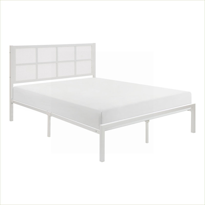 Lit plateforme en métal grand lit, style chambre à coucher côtière décontractée avec tête de lit en fausse canne et finition blanche