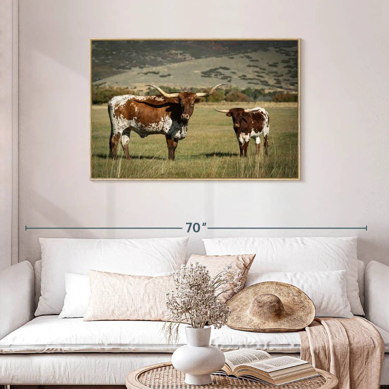 Texas Longhorn et son mollet, 43 po x 29 po, Cadre flottant en bois naturel