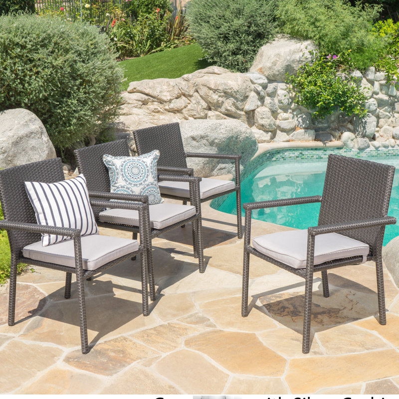 Chaise de salle à manger d'extérieur pour 4 personnes, structure rembourrée et en fer, empilable pour le rangement, finition grise, style moderne, P 25,00 po x l 35,00 po, 4 sièges avec coussins, structure, option, apparence, profondeur, largeur,