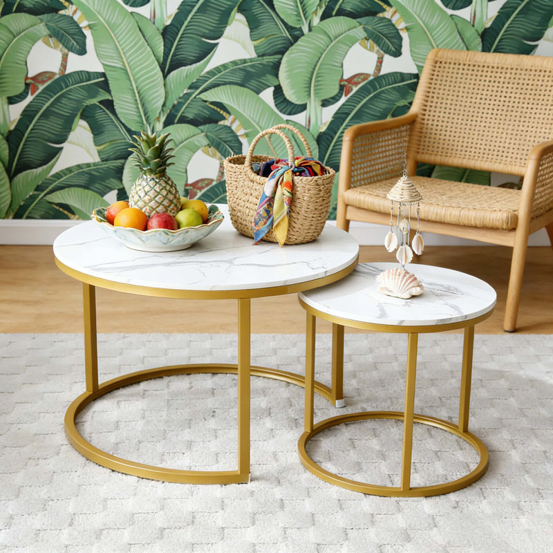 Ensemble 2 tables basses gigognes à plateau blanc et gris, cadre doré, tables rondes en marbre et motif circulaire, salon, chambre à coucher, appartement, table de chevet simple, industrielle