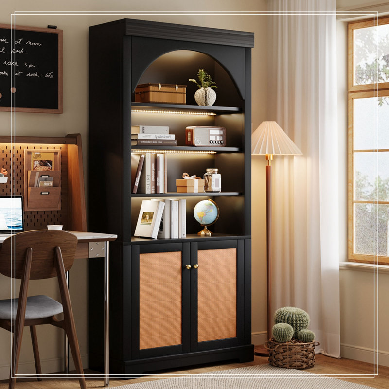 Éclairage à DEL Stanwell avec portes en rotin et tablettes réglables ouvertes