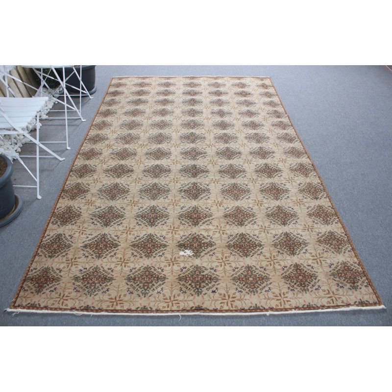 Grand tapis turc rétro avec esthétique brune moderne, idéal pour les salons et les espaces de vie