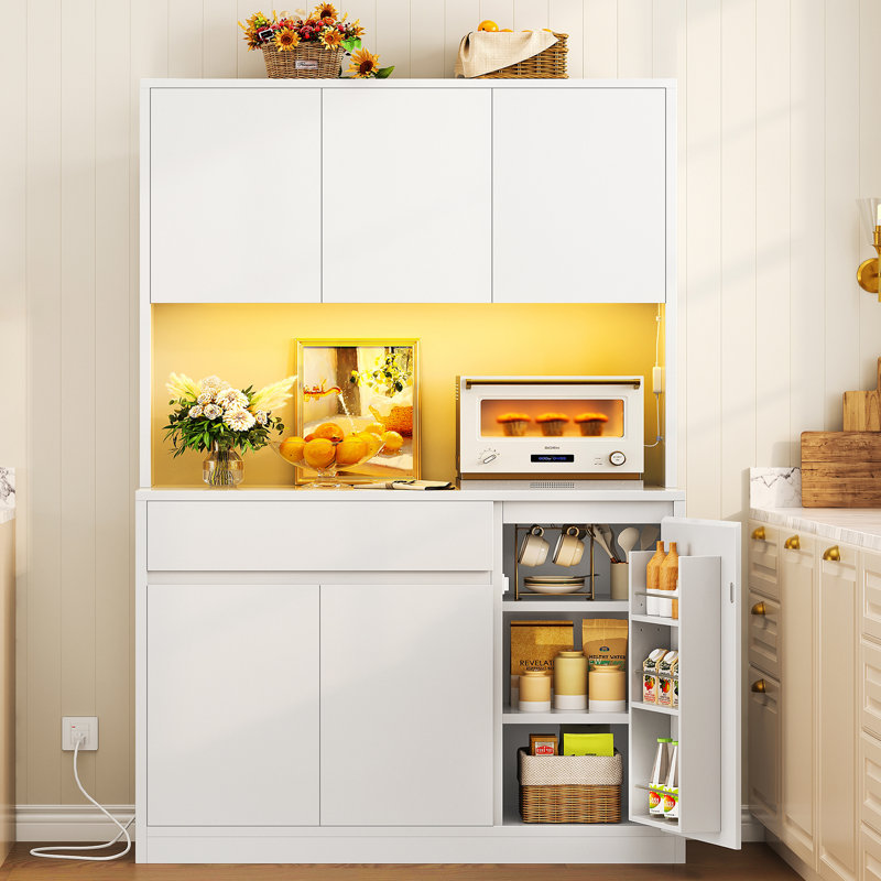 Armoire de rangement pour garde-manger de 67 po de hauteur, bahut autoportant pour bar à café avec lumière à DEL RVB et station de charge, armoire buffet avec tablettes réglables et prises de courant, blanc 