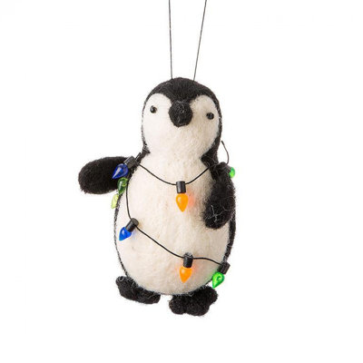 Ornement pingouin emmêlé dans les lumières de Noël