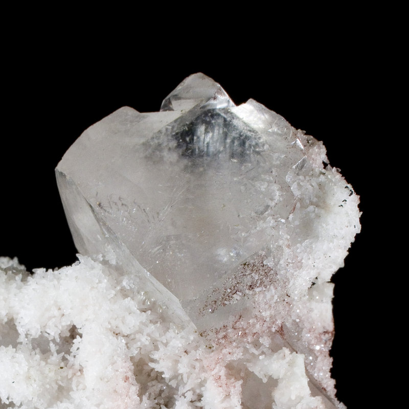 Calcite gracieuse sur calcédoine