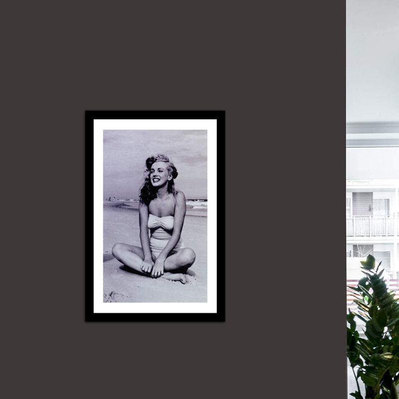 «A Young, Sourire Marilyn Monroe Sitting On The Beach», impression sur toile, H 26 po x l 18 po x P 1,5 po