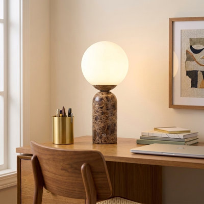 Lampe de table Mila Tall 24 po à DEL moderne en marbre brun avec abat-jour en verre givré et port USB intégré