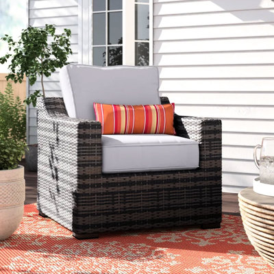 de chaise de patio multicolore avec revêtement en résine résistant aux intempéries, coussins et design tendance pour l'extérieur