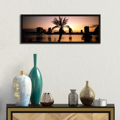 Silhouette de bâtiments au bord de l'eau, lac Eola, Summerlin Park, Orlando, Orange County, Florida, USA par Panoramic Images - Reproduction giclée sur toile panoramique