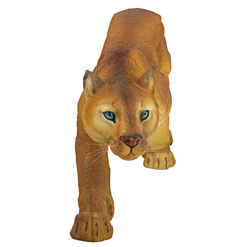 Statue cougar dans les montagnes américaines rôdant