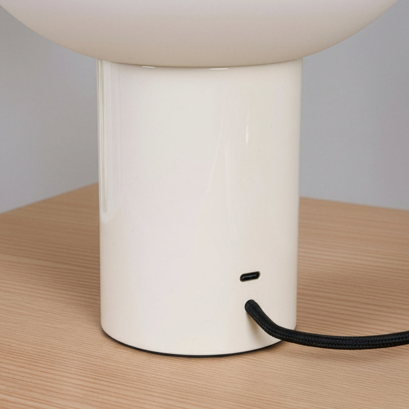 Lampe de table moderne à DEL 9,5 "avec abat-jour ovale en verre givré et port USB-C Ivy Cream, Métal métal, Blanc