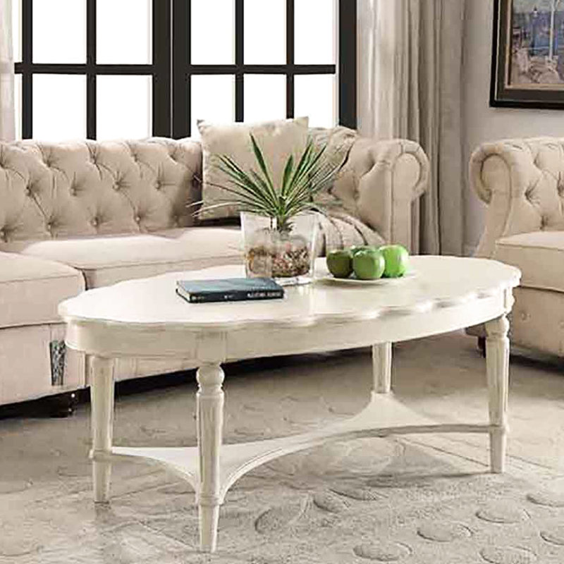 Table basse blanche antique avec étagère inférieure pour ranger des objets personnels, style traditionnel en bois, dans une maison modèle