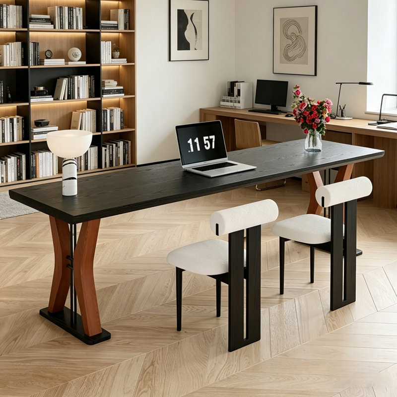 Long bureau d'ordinateur rectangulaire et chaises