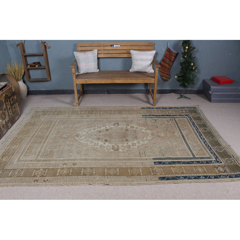 Le grand tapis turc rétro brun ajoute une touche d'élégance au décor de votre salle à manger