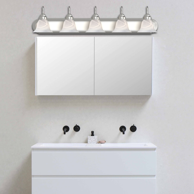 Support pour salle de bain ou meuble-lavabo mural en nickel brossé 5 lumières avec abat-jour en verre albâtre Marti