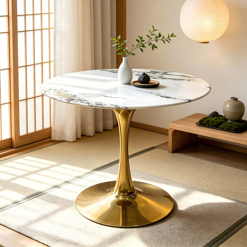 Table de salle à manger ronde en marbre veiné avec piètement doré pour quatre à six personnes dans les cuisines modernes