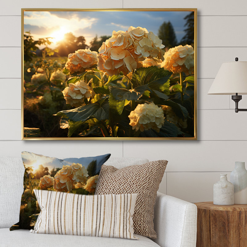 Yellow Hydrangea Field, Cadre flottant doré, H 16 po x l 32 po x P 1 po