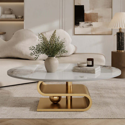 Table basse ovale contemporaine en faux marbre avec piètement en acier inoxydable, idéale pour les salons modernes et les intérieurs élégants.