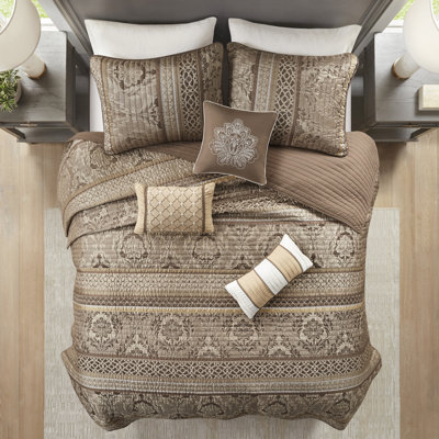 Courtepointe 6 pièces - très grand / très grand. Brun / or . Feuille, rayures et motifs. Coussins décoratifs. Tissu lavable à la machine avec facilité et commodité. Comprend facilement