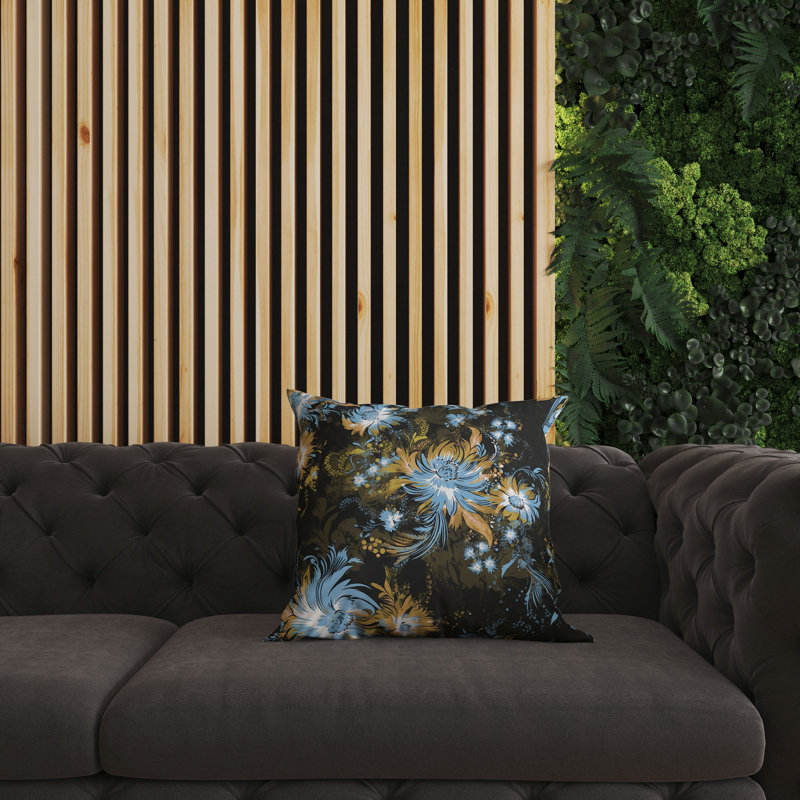 Coussin décoratif intérieur / extérieur à motif floral Delightful Wildflowers, H 26 po x l 26 po, Bleu / noir / floral jaune