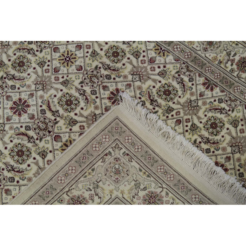 Wool Oriental Area Rug in Beige/Ivory
